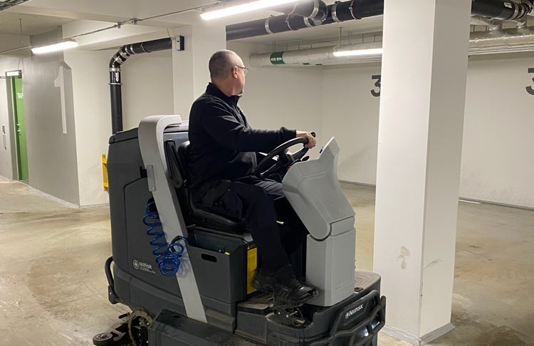 Städning av ett garagegarage