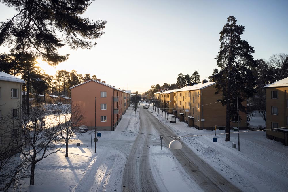 Lägenhetshus i snö