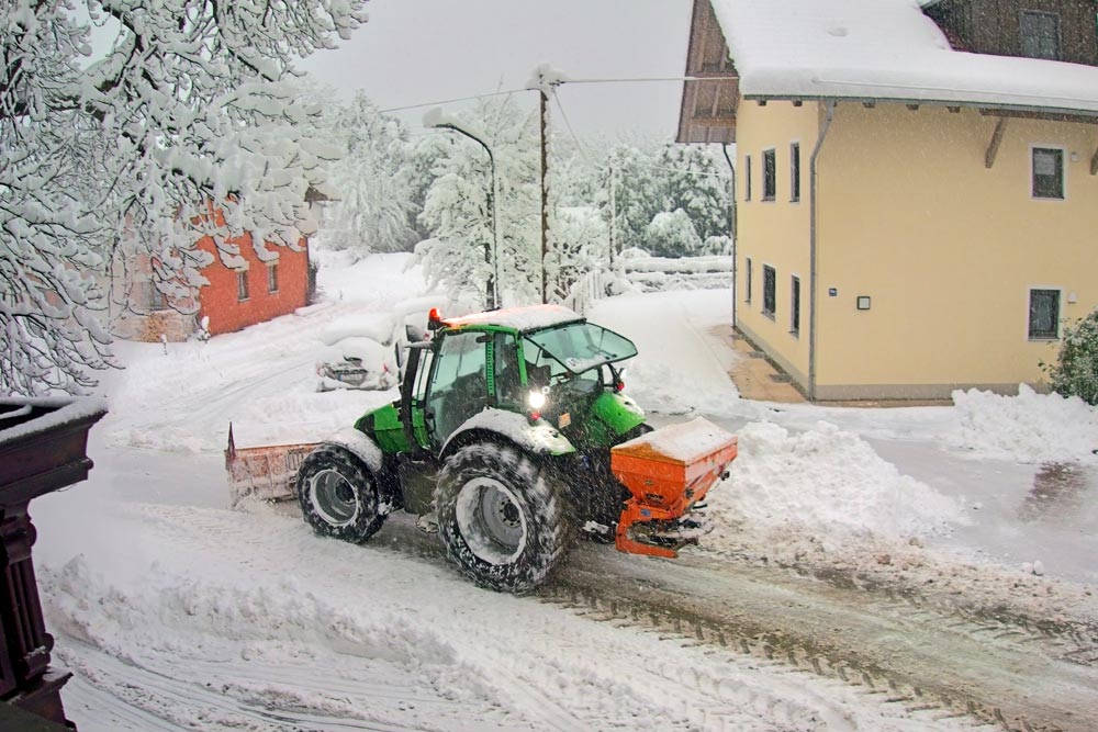 En traktor som röjer bort snö